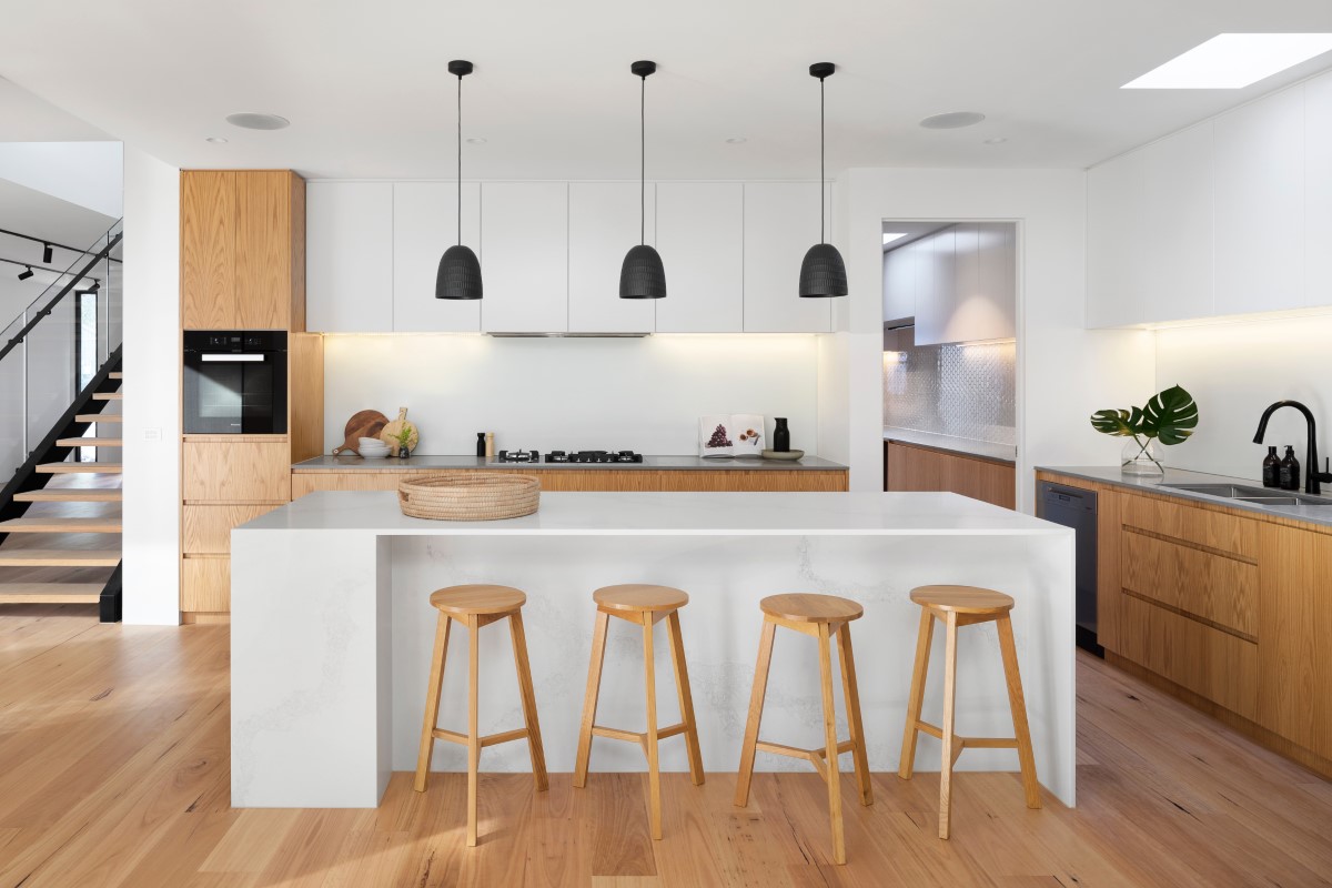 Cocina blanca y con madera clara siguiendo la linea del diseño de interiores escandinavo