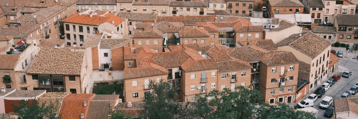 vista aérea de barrio de Toledo con fachadas y casas antiguas para rehabilitar